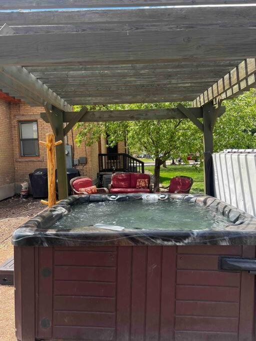 The Lovemore Inn~Hot Tub~Cheerful Carriage Home Delta Ngoại thất bức ảnh