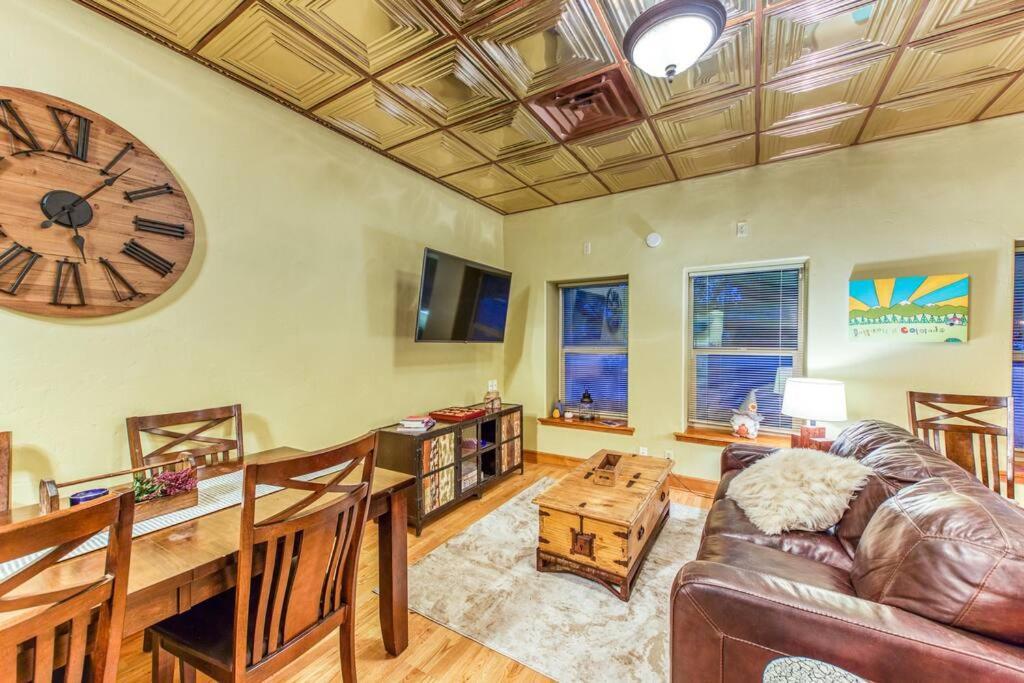 The Lovemore Inn~Hot Tub~Cheerful Carriage Home Delta Ngoại thất bức ảnh
